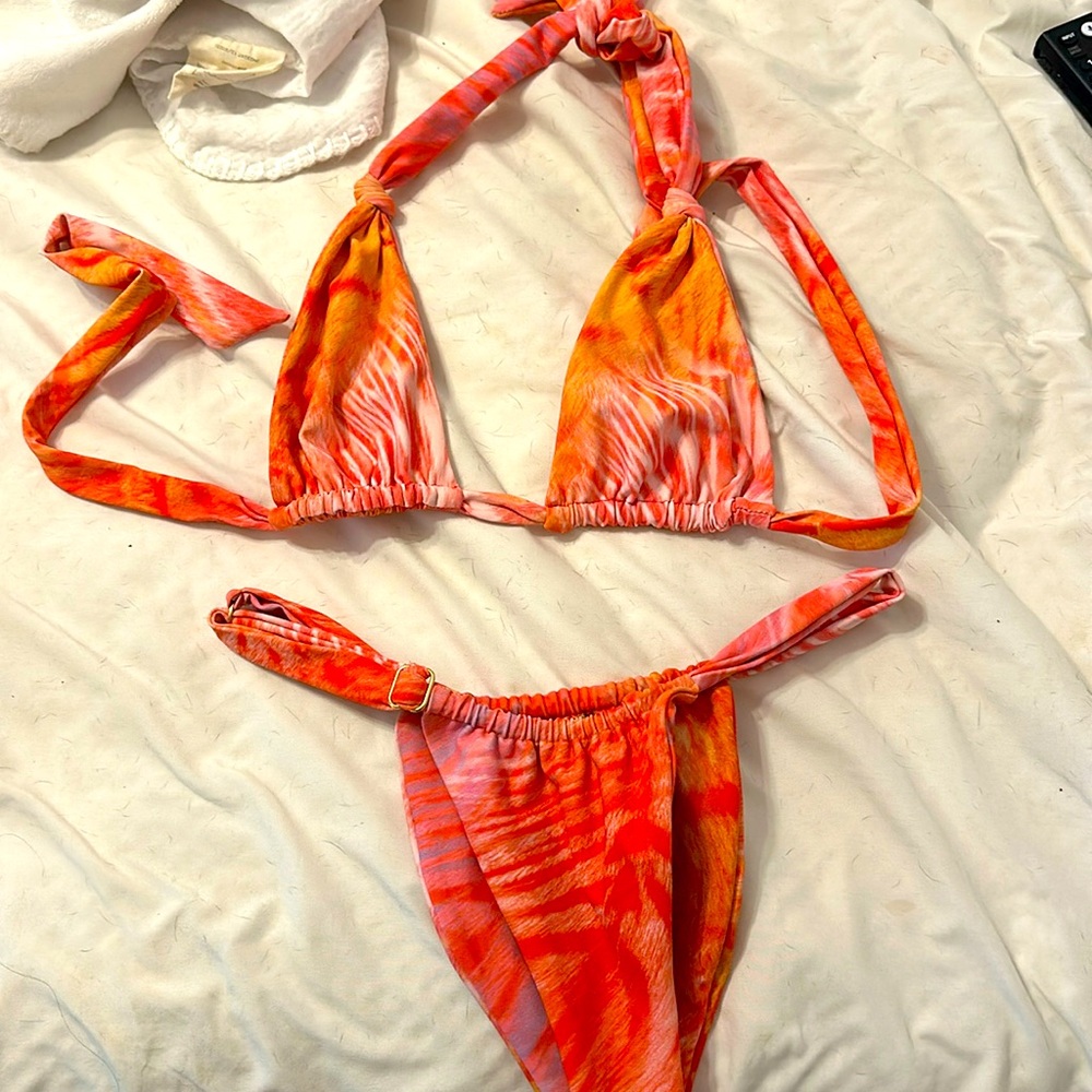 Size small top and bottom. Worn once, didn’t fit. I’m bad at returning things.